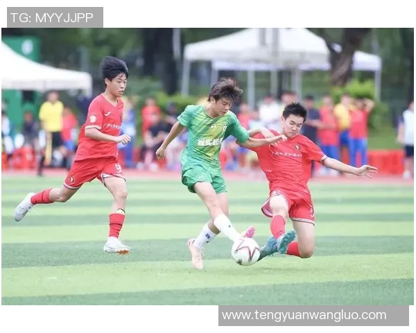 足球明星高空踢球精彩瞬间视频集锦让你领略绝妙技巧与风采