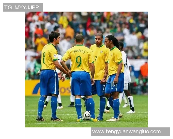 顶级足球明星同框合影展现传奇风采与友谊的瞬间